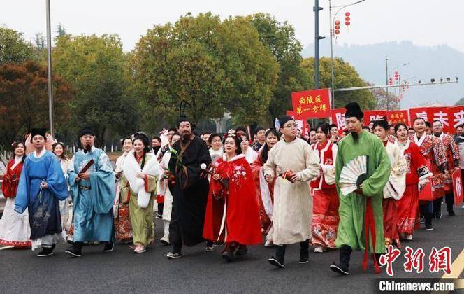 湖北宜昌万余民众“跨江长跑”迎新年