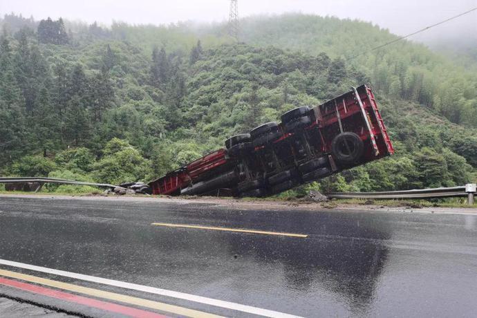 惊险！上海大爷雨天骑车遭遇侧翻货车，差点命丧当场！